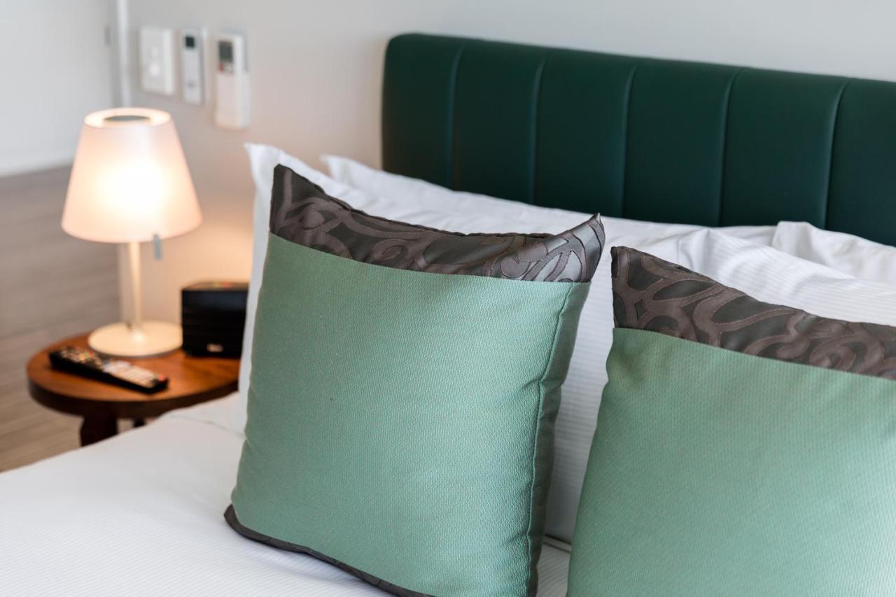 The Branksome Hotel & Residences Сідней Екстер'єр фото Cushions on a bed